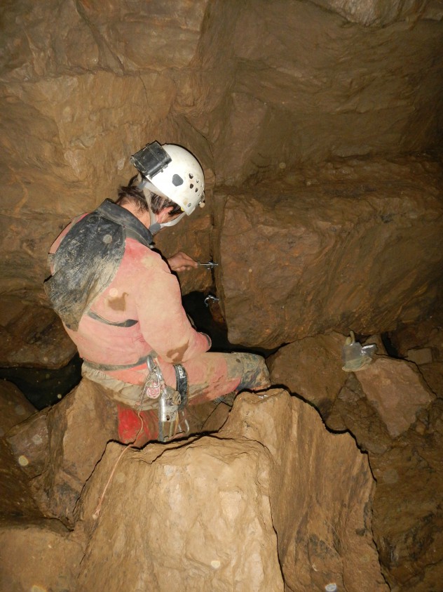 Installation d'une sonde dans la grotte d'Eprave