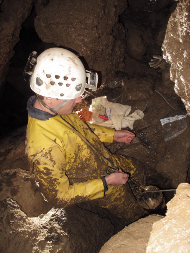 Installation of the flurometer probe (photo: SC. Cascade).