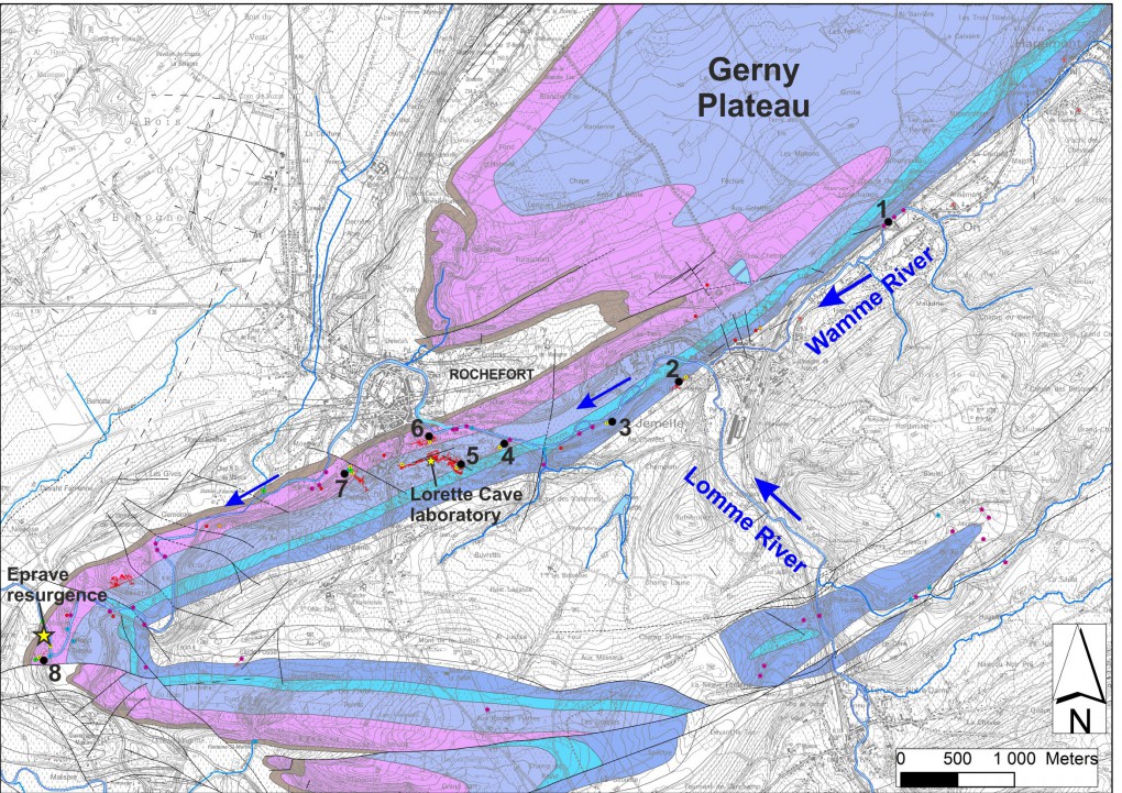 Carte géologique simplifiée du système karstique de la Lomme et localisation des principaux sites d'intérêt (fond géologique : Barchy, Dejonghe, Marion, carte géologique de Wallonie - SPW-DGARNE et Blockmans et Dumoulin, Carte géologique de Wallonie - SPW-DGARNE).